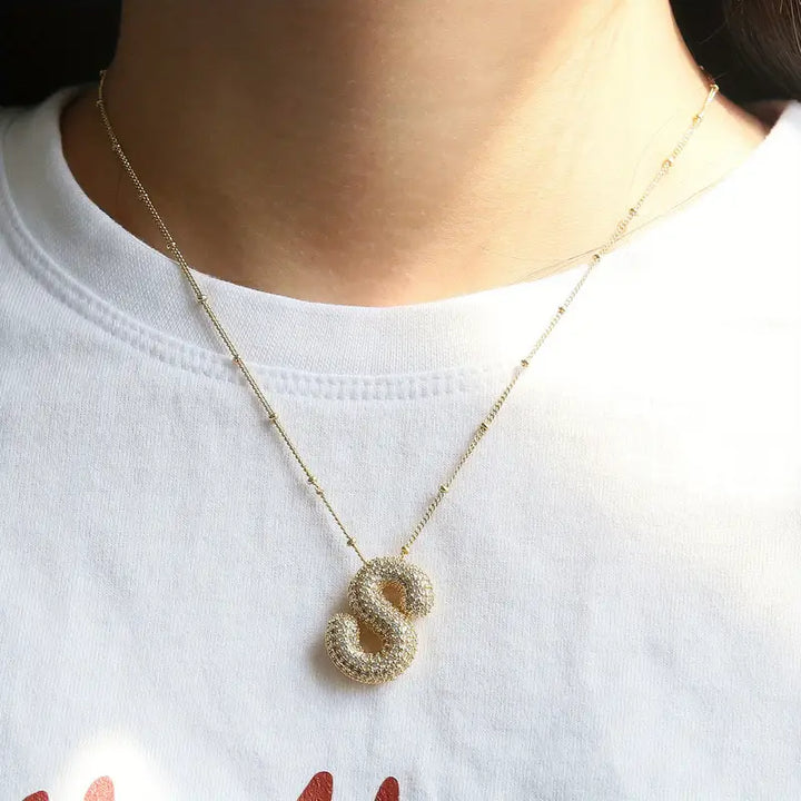 Collar Inicial en Relieve