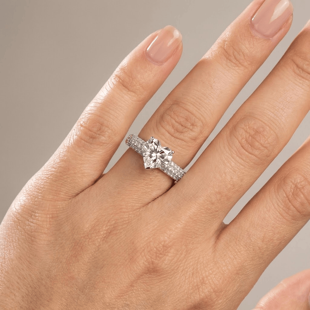 Anillo con Corazón y Cristal Plateado
