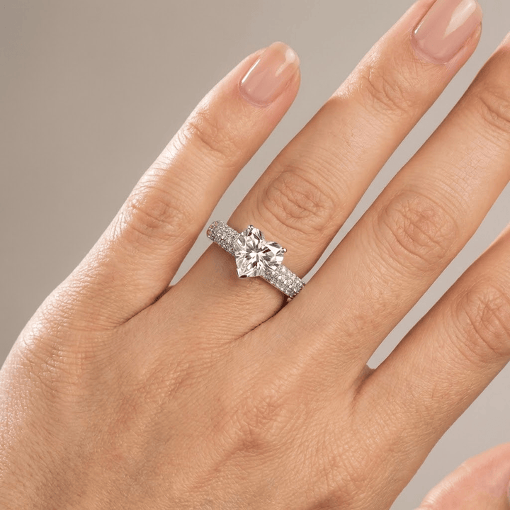 Anillo con Corazón y Cristal Plateado