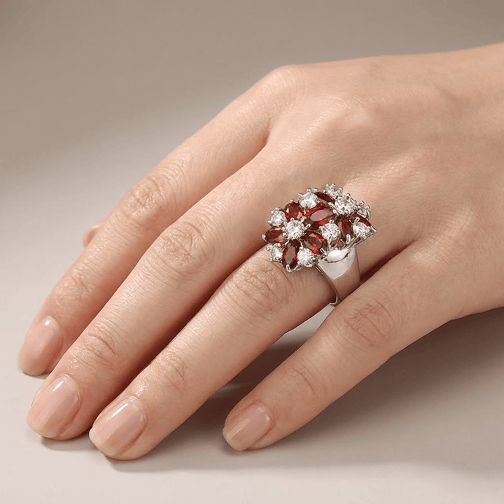 Anillo Racimo con Flor y Granate Rojo