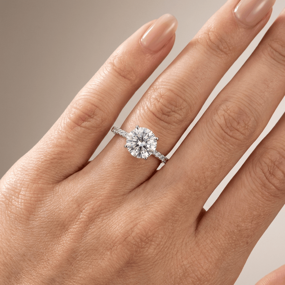 Anillo Clásico Redondo con Circonita Plateado