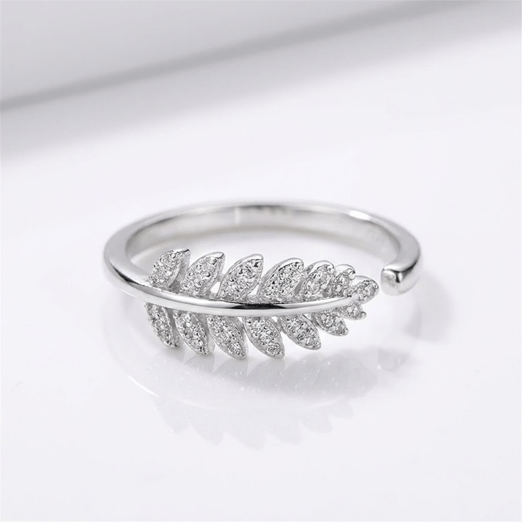Anillo Ajustable con Pluma y Circonita Plateado