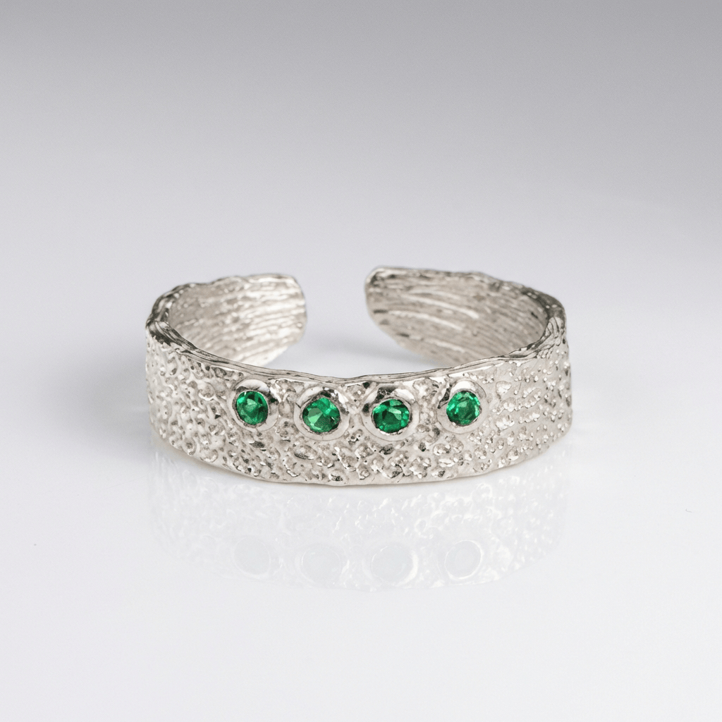Anillo Texturizado Ajustable con Esmeralda