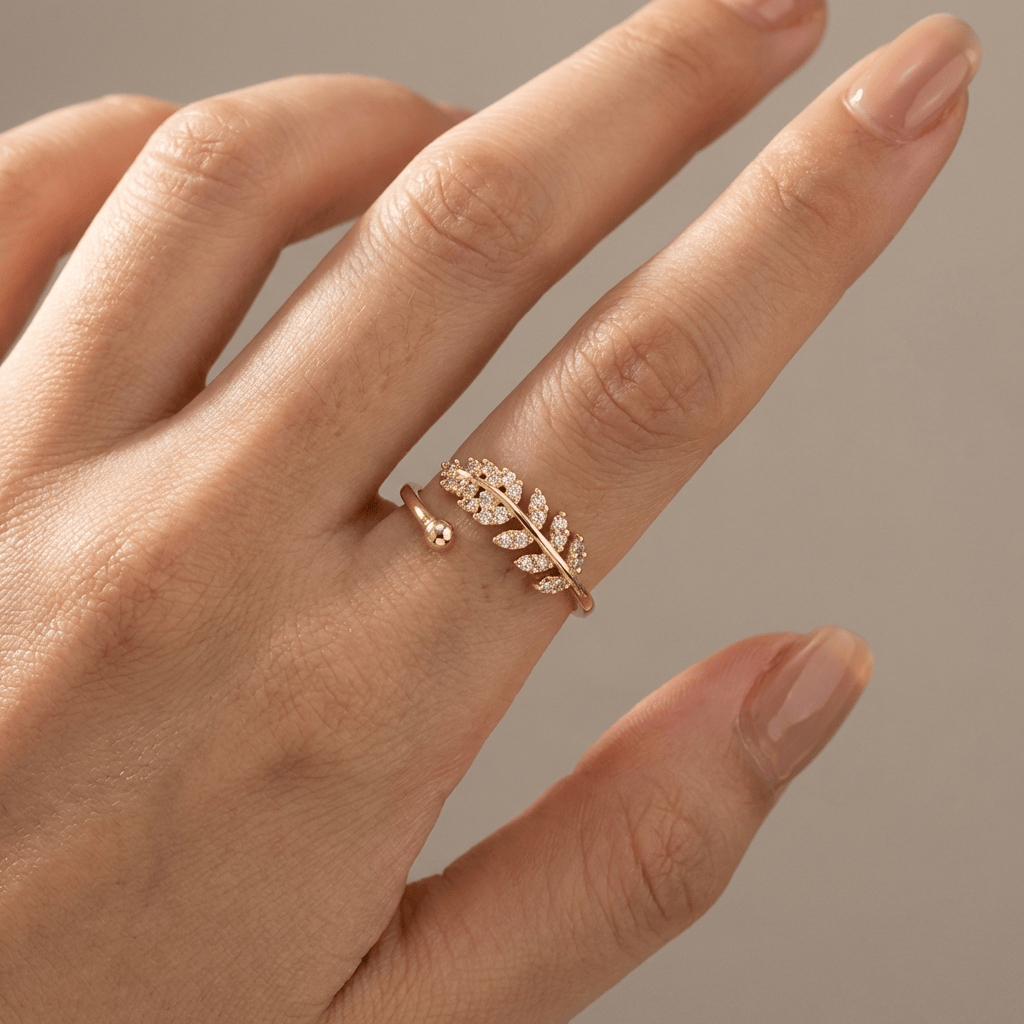 Anillo Ajustable con Pluma y Circonita Plateado