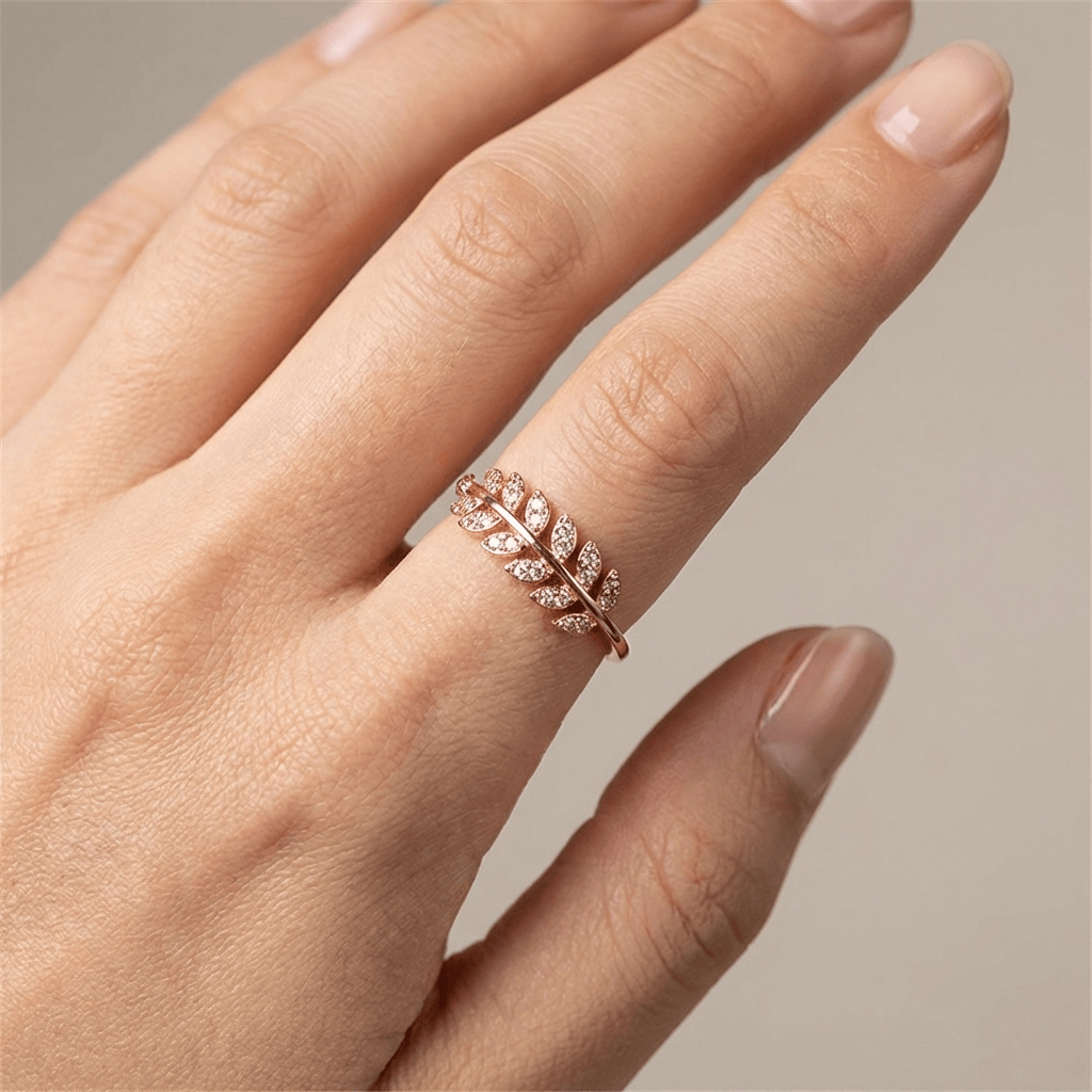 Anillo Ajustable con Pluma y Circonita Plateado