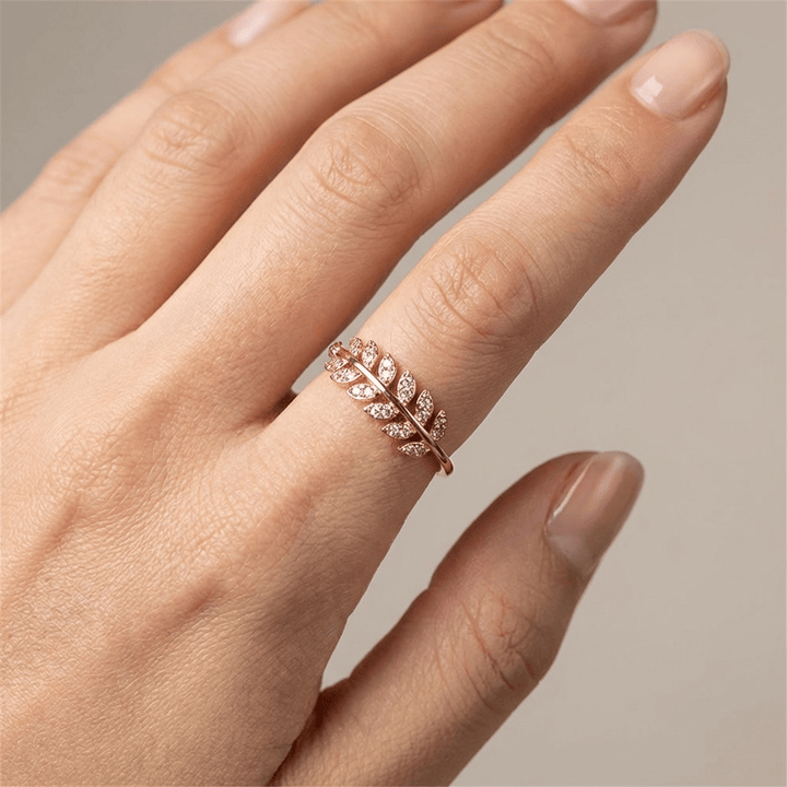 Anillo Ajustable con Pluma y Circonita Plateado
