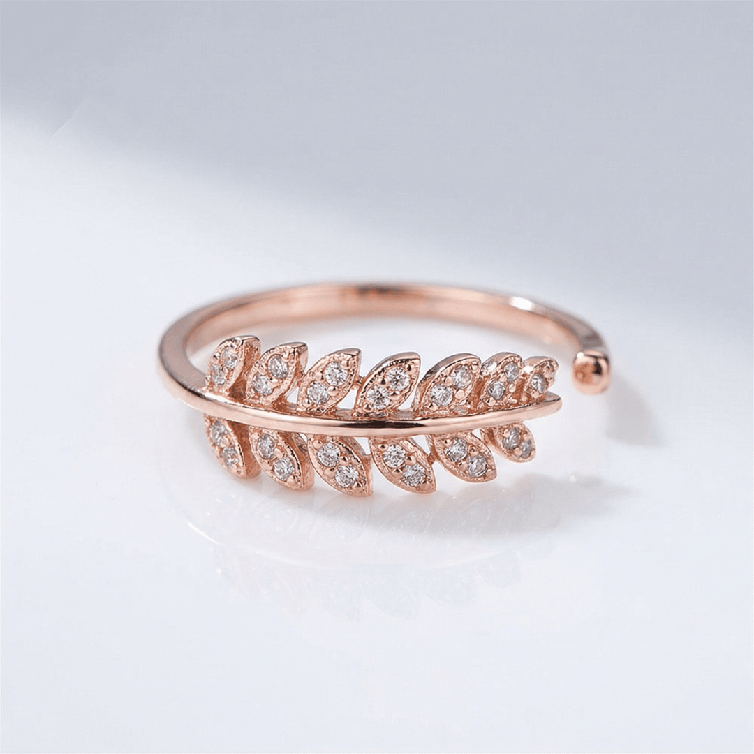 Anillo Ajustable con Pluma y Circonita Plateado