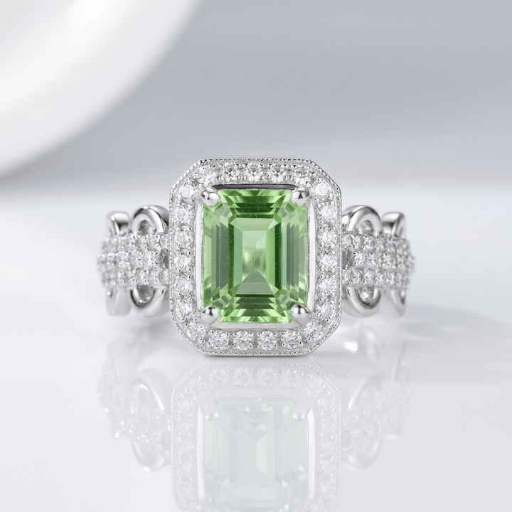 Anillo Halo con Esmeralda