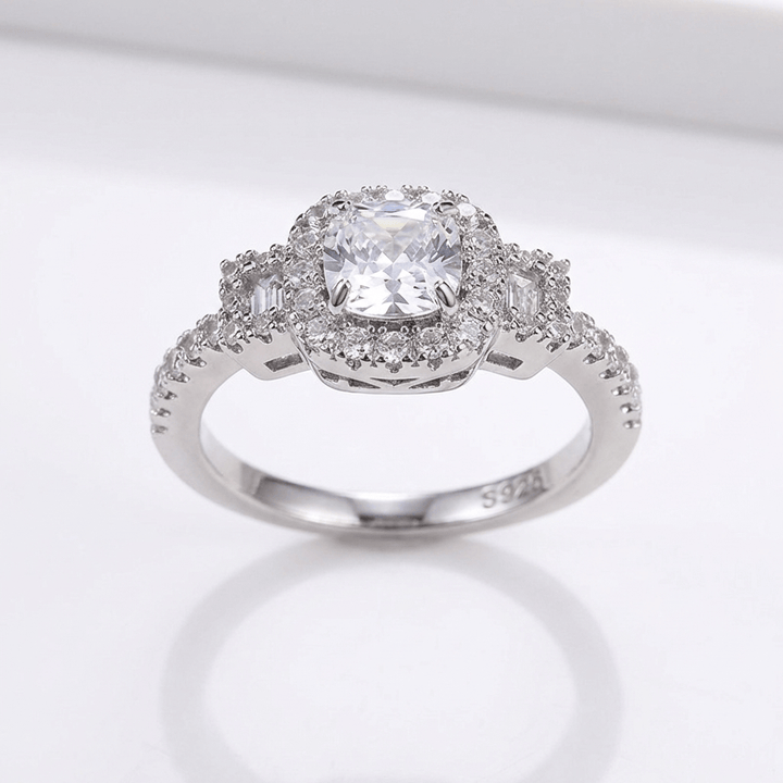 Anillo Cojín Halo con Cristal Plateado
