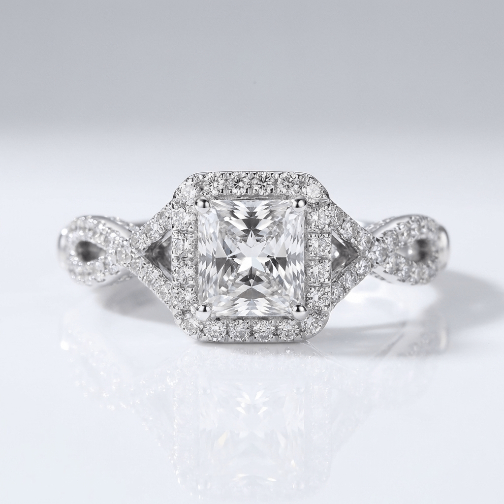 Anillo Cojín con Cristal Plateado