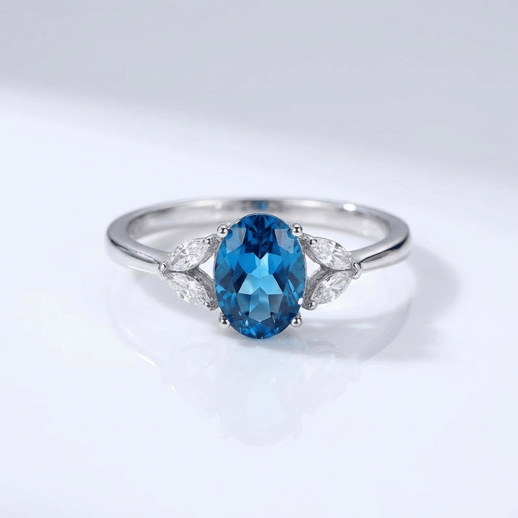 Anillo Ovalado Ajustable con Topacio Azul Plateado