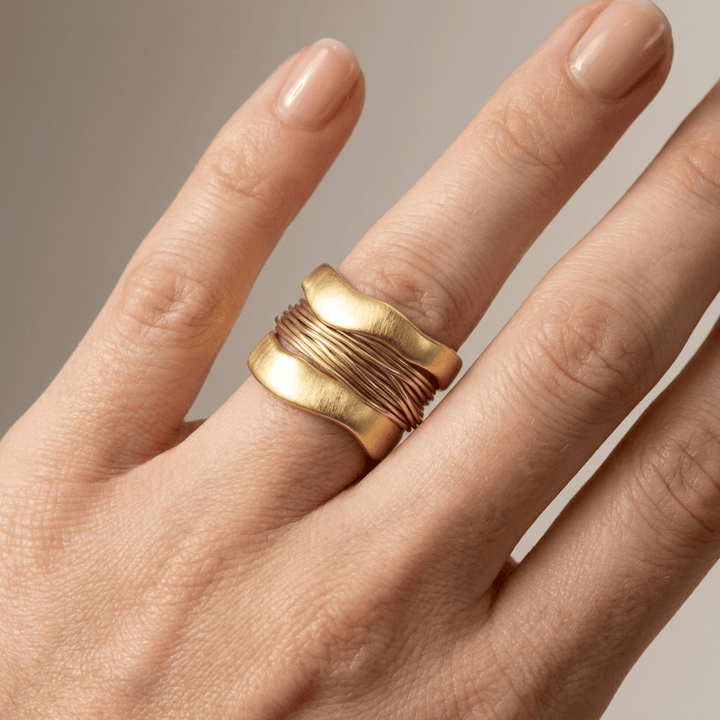 Anillo Hilo Dorado Envolvente