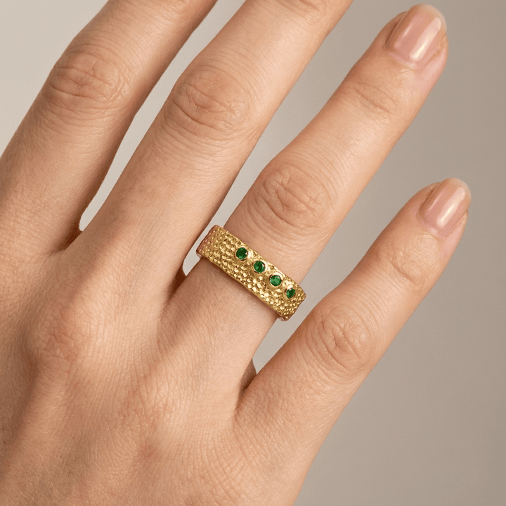Anillo Texturizado Ajustable con Esmeralda