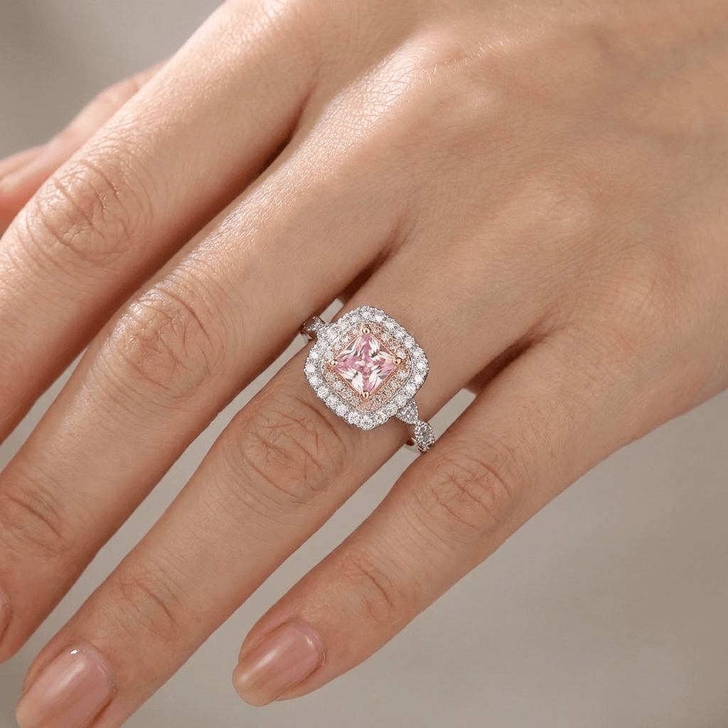 Anillo Cojín Halo con Circonita Rosa
