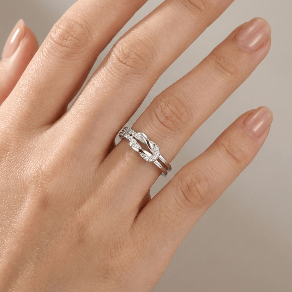 Anillo Envolvente Ajustable con Circonita Plateado