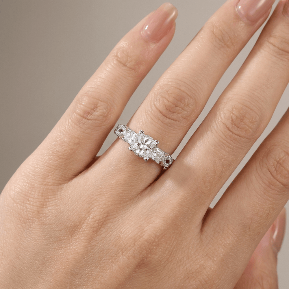 Anillo Trenzado con Piedra Plateado