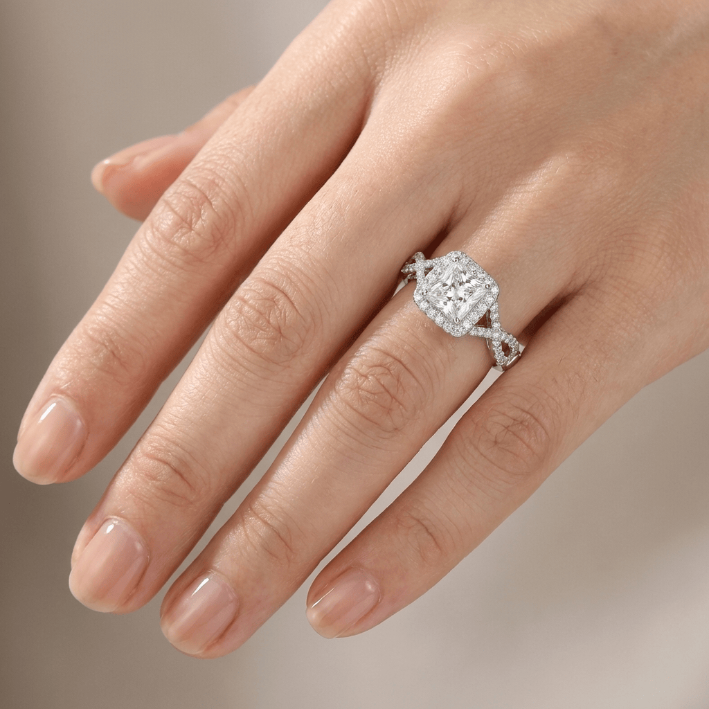 Anillo Cojín con Cristal Plateado