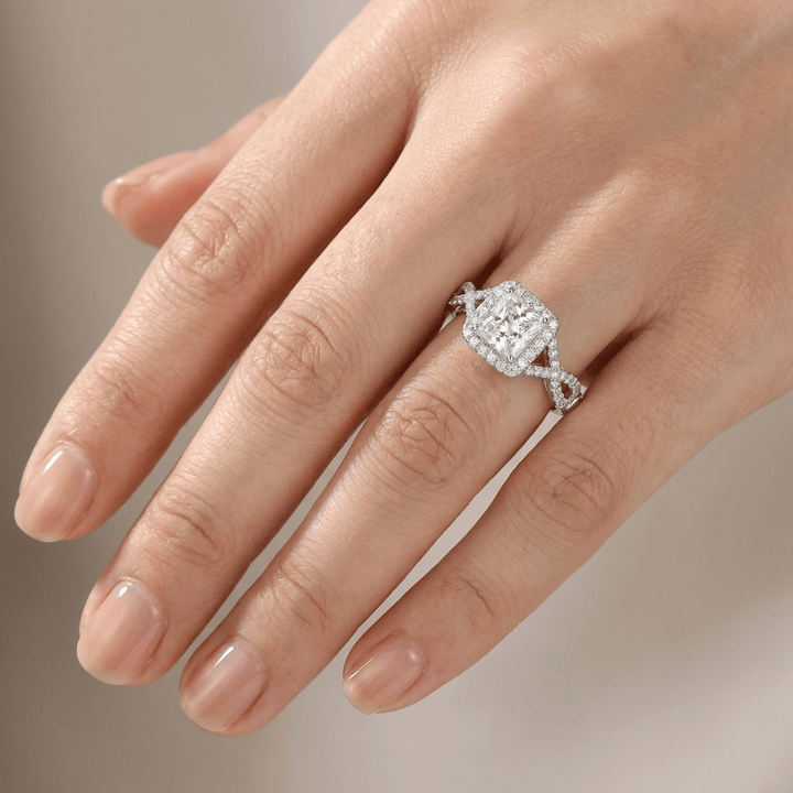 Anillo Cojín con Cristal Plateado