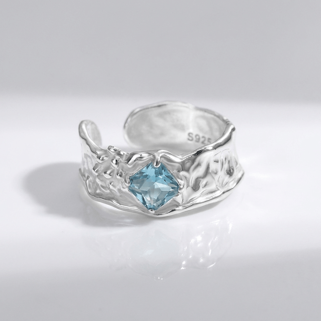 Anillo Texturizado Ajustable con Aguamarina Plateado