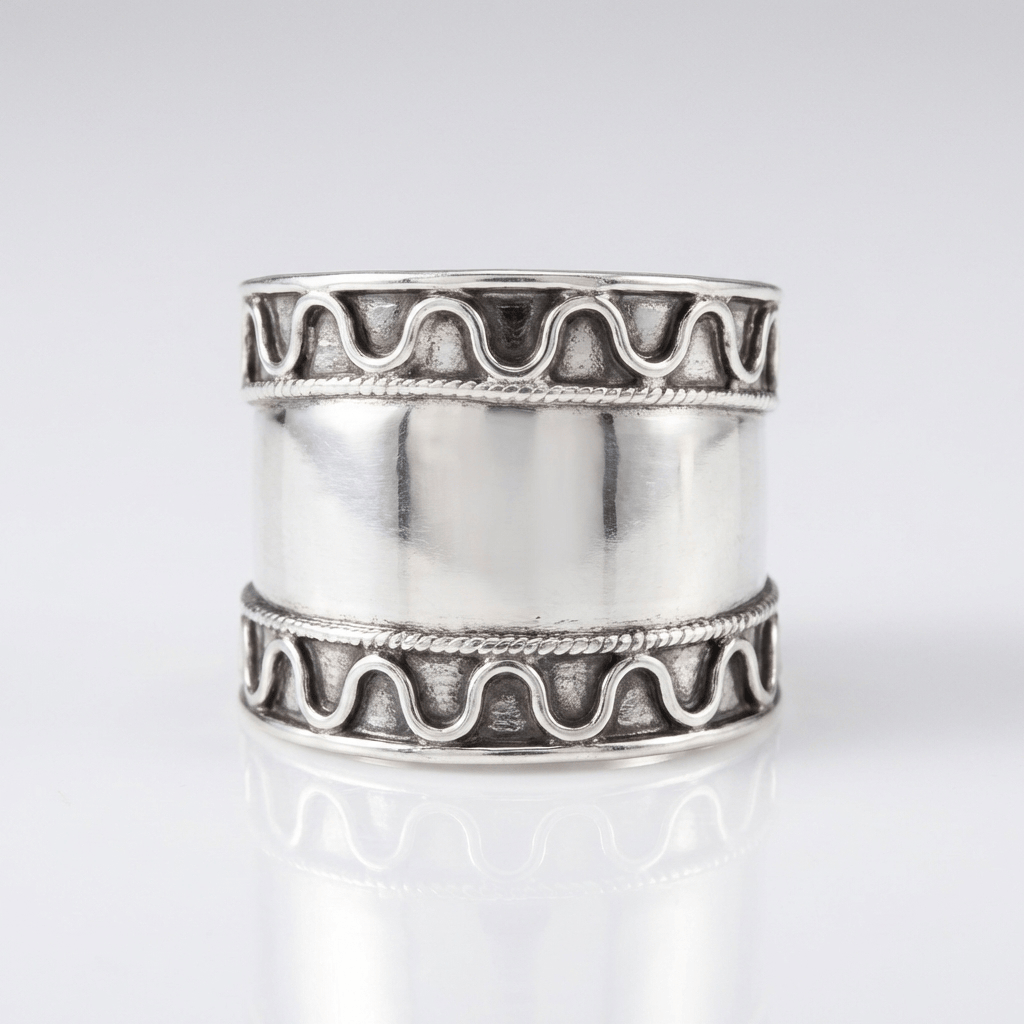 Anillo con Rayas y Concha Plateado