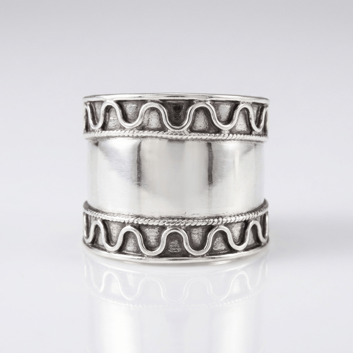 Anillo con Rayas y Concha Plateado