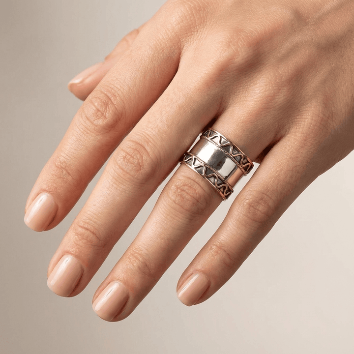 Anillo con Rayas y Concha Plateado