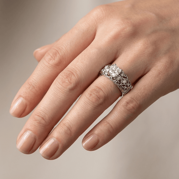 Anillo Cojín Tallado con Cristal Plateado