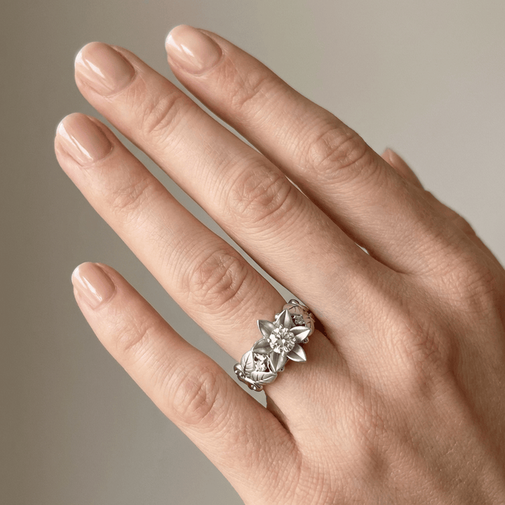 Anillo con Pétalo y Corona y Circonita