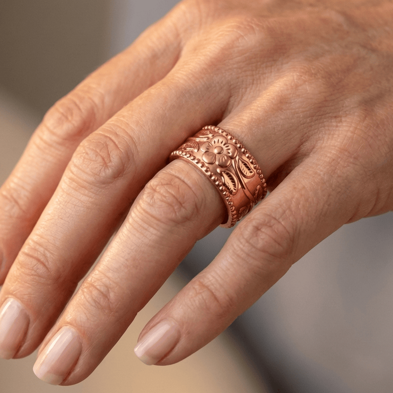 Anillo Ornamentado Tallado Ajustable de Oro Rosa