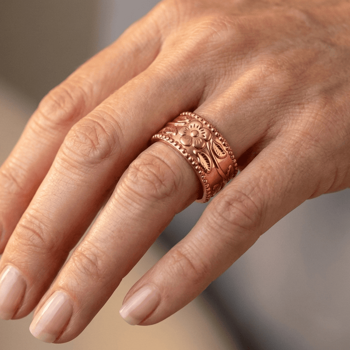 Anillo Ornamentado Tallado Ajustable de Oro Rosa