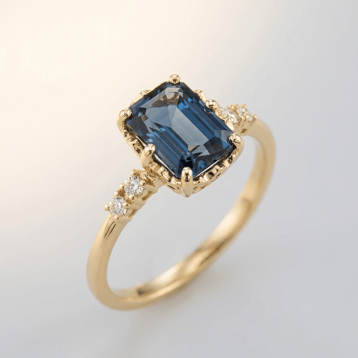 Anillo Dorado Azul y Brillantes