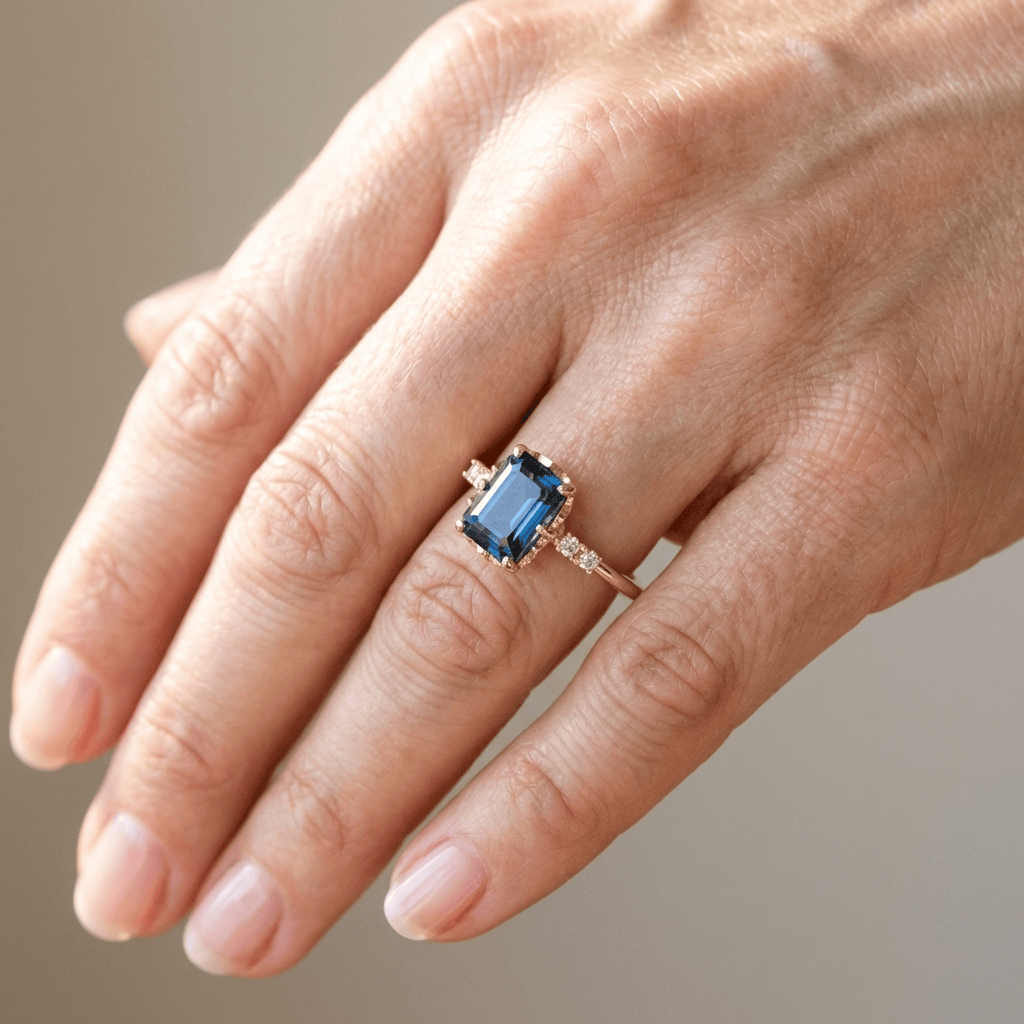 Anillo Dorado Azul y Brillantes