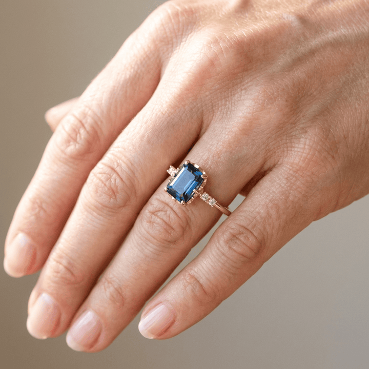 Anillo Dorado Azul y Brillantes