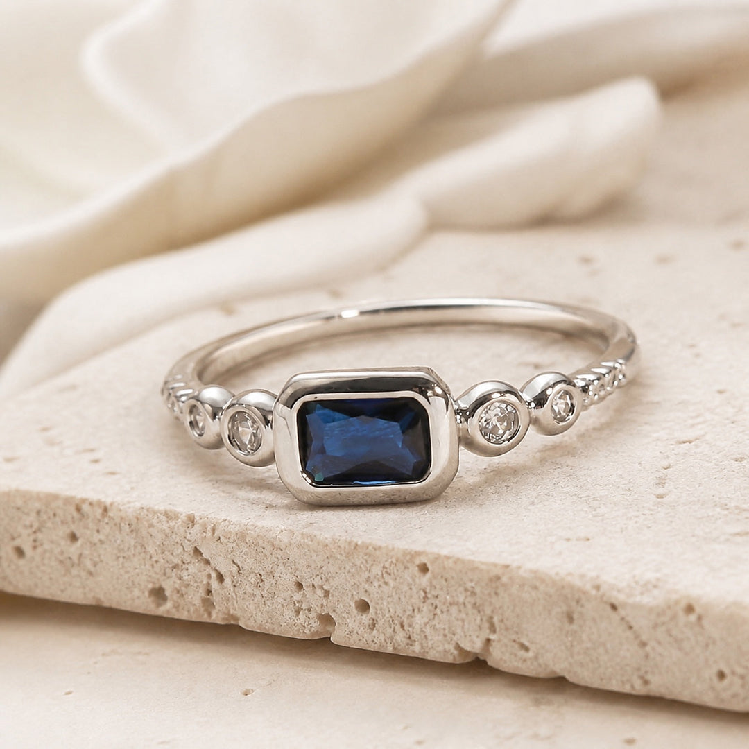 Anillo Oro Blanco con Piedra Azul Cuadrada