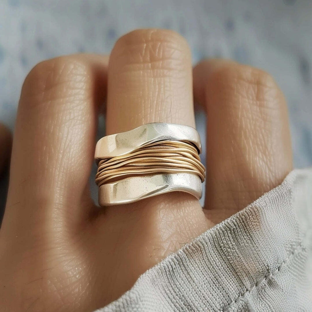 Anillo Plateado Hilos Dorados