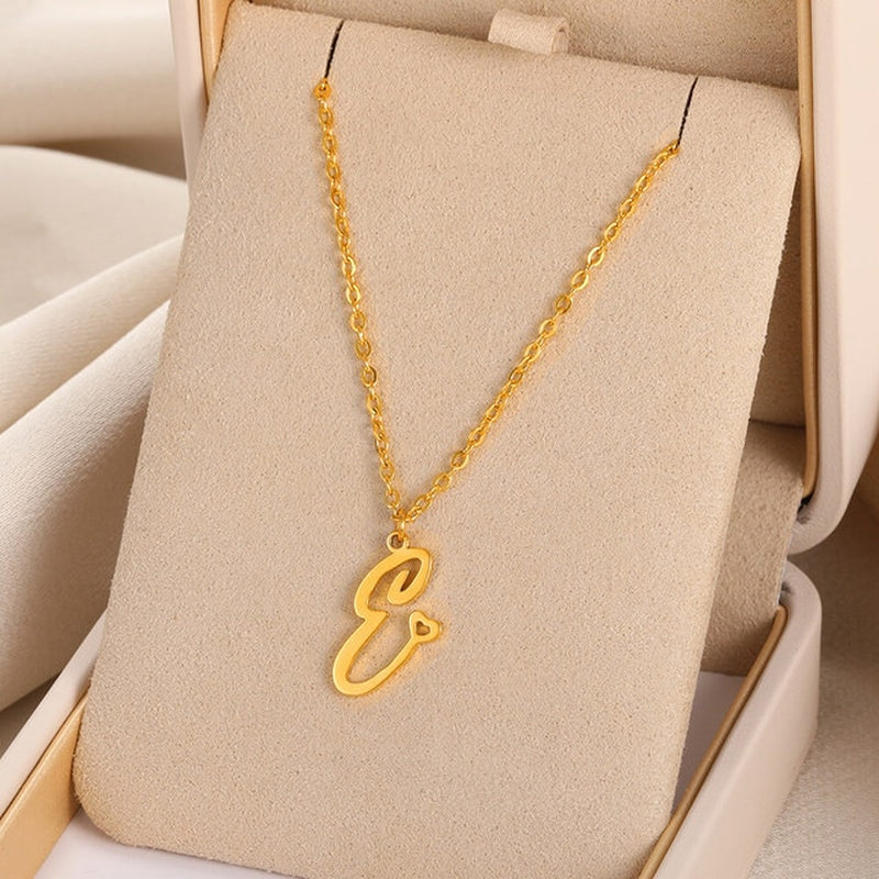 Collares con colgante de inicial