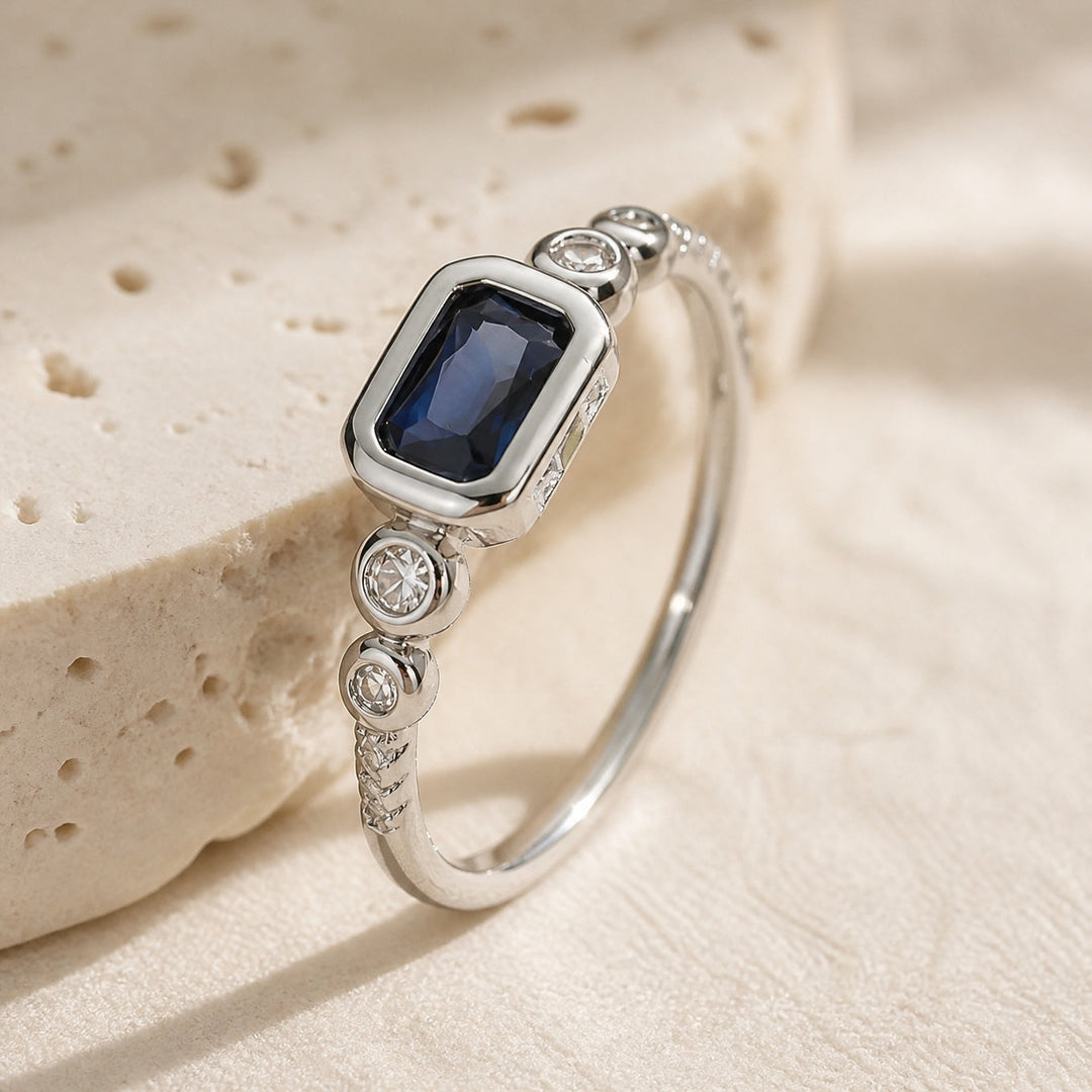 Anillo Oro Blanco con Piedra Azul Cuadrada