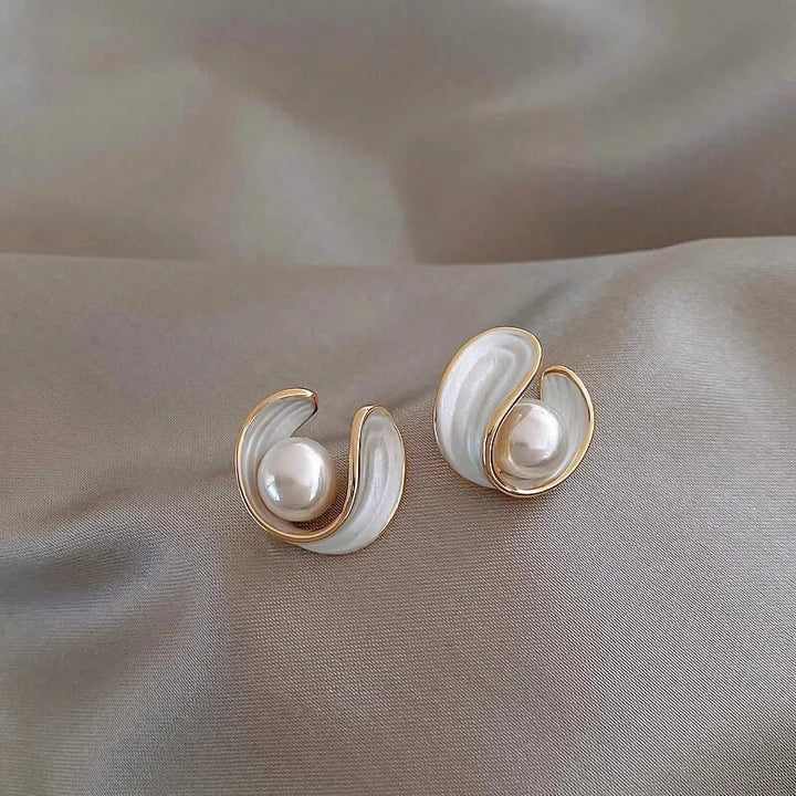 Pendientes de perla dorada atemporales