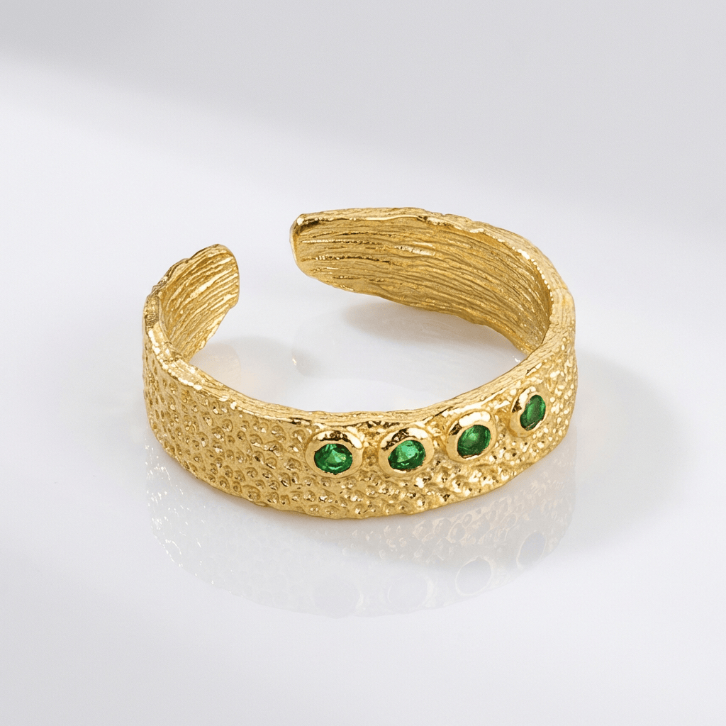 Anillo Texturizado Ajustable con Esmeralda