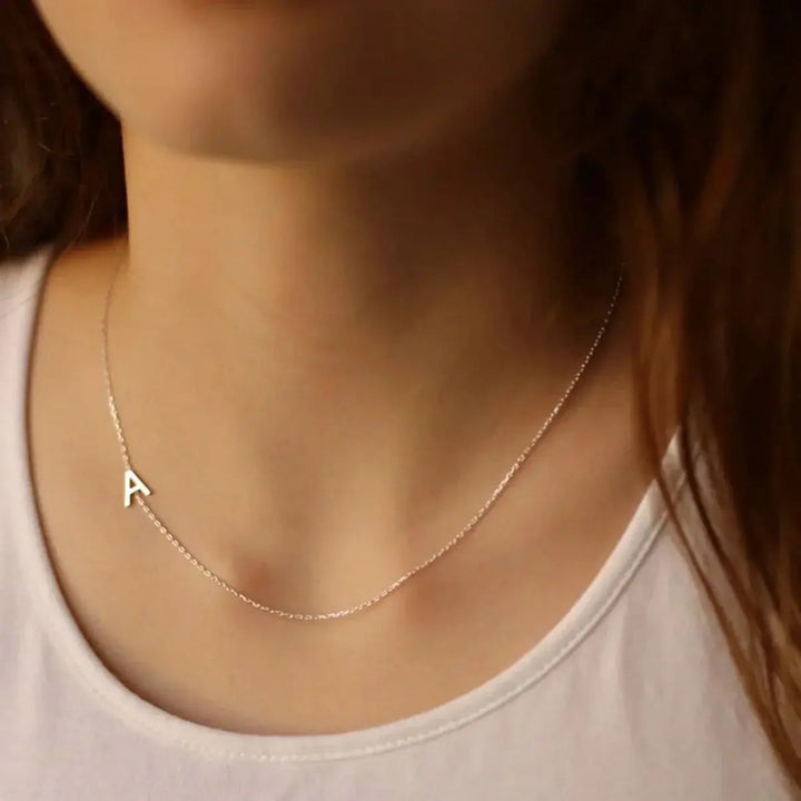 Collar de inicial lateral en acabado plata