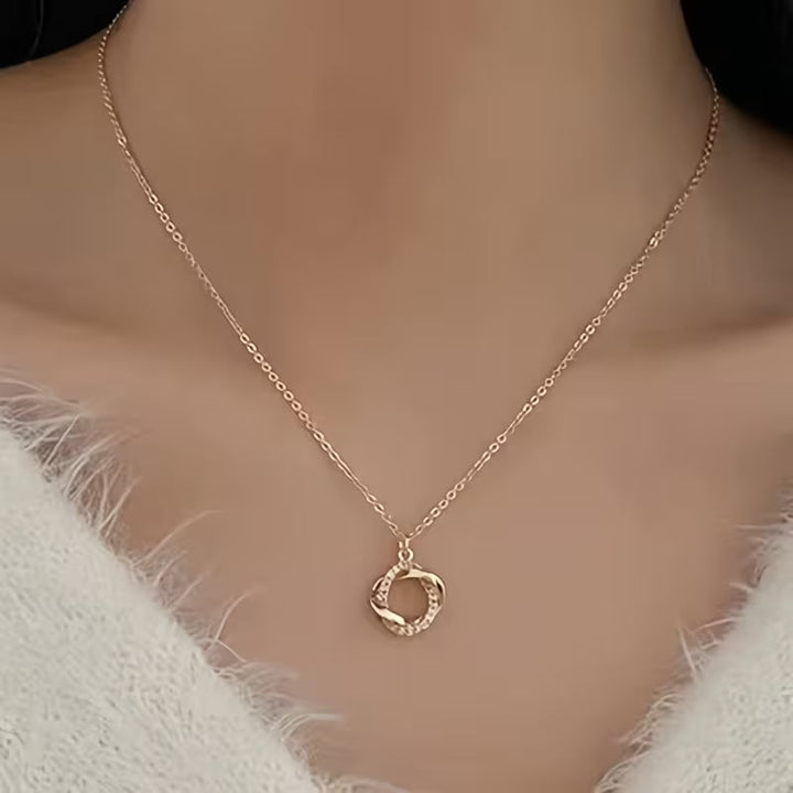 Collar Elegante de Oro con Dije