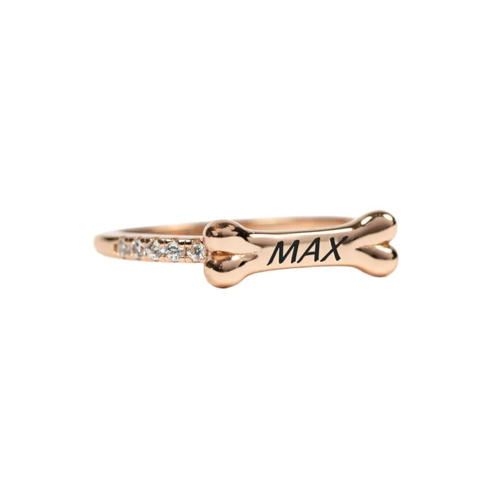 Anillo personalizado puesto en la mano