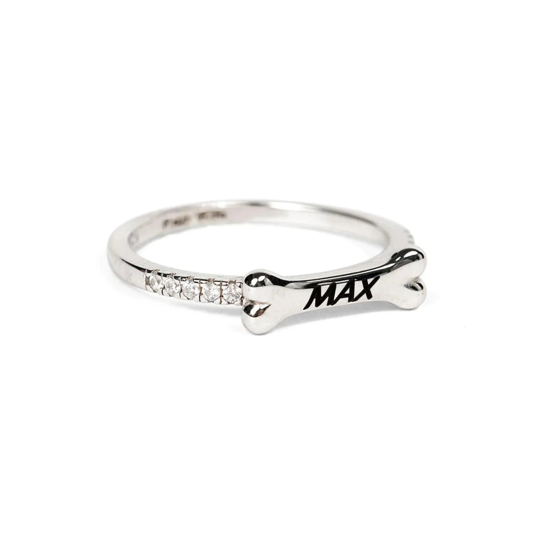 Anillo con nombre grabado, detalle