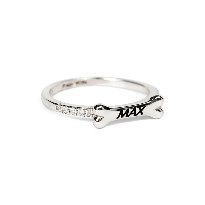 Anillo con nombre grabado, detalle