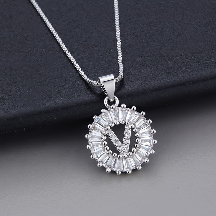 Collar Inicial con Circonitas Oro Blanco