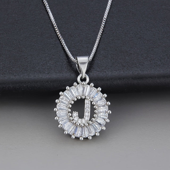 Collar Inicial con Circonitas Oro Blanco