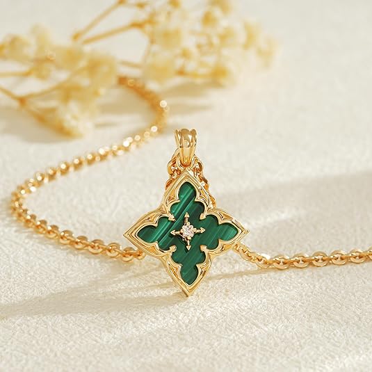 Collar con colgante trébol de esmeralda