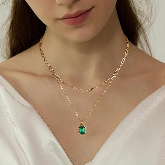Collar con colgante trébol de esmeralda
