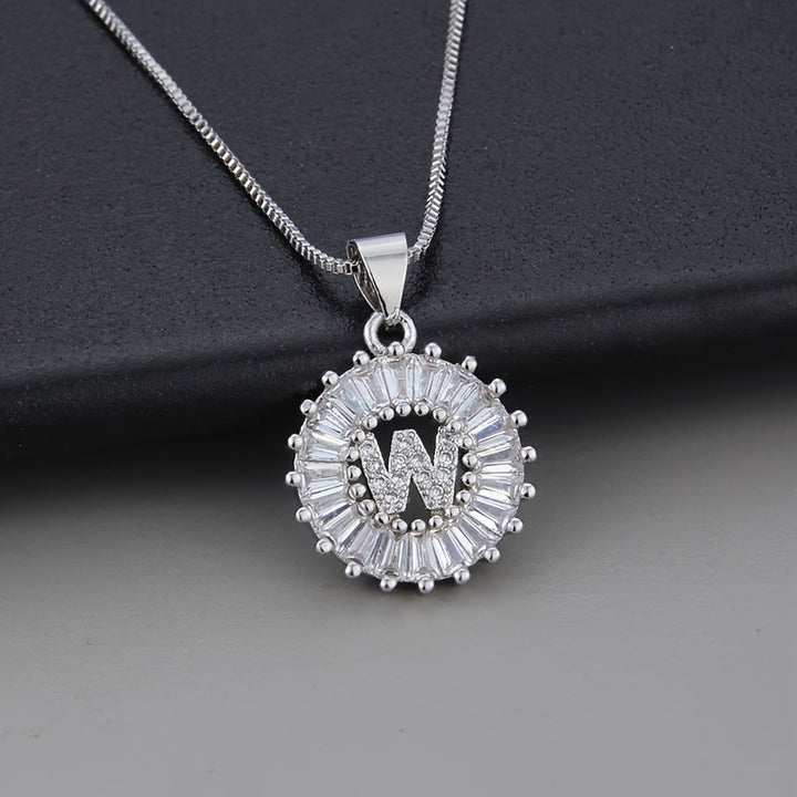 Collar Inicial con Circonitas Oro Blanco