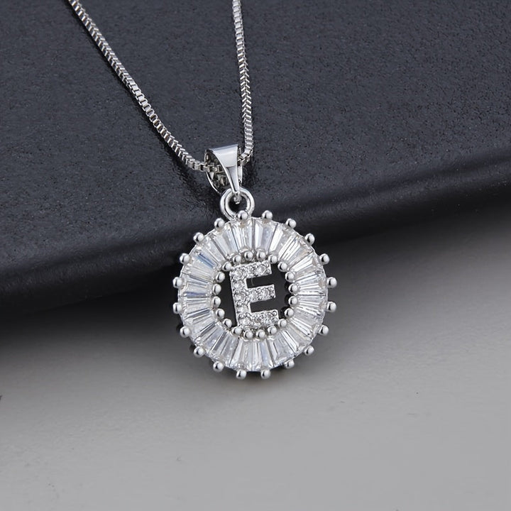 Collar Inicial con Circonitas Oro Blanco